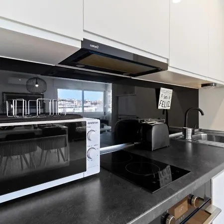Apartment In The Center Of With Private Parking 2 Min Away *